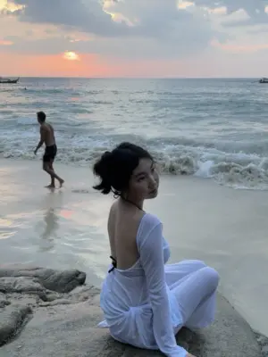 Laura — profile with photos