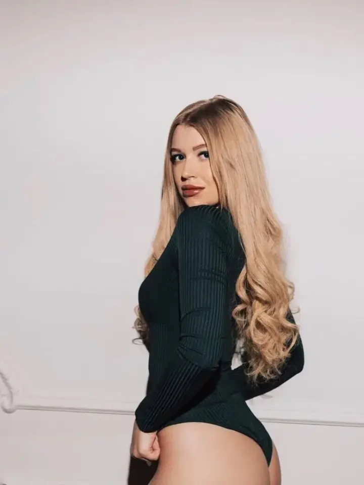 Adrianne — photo 2